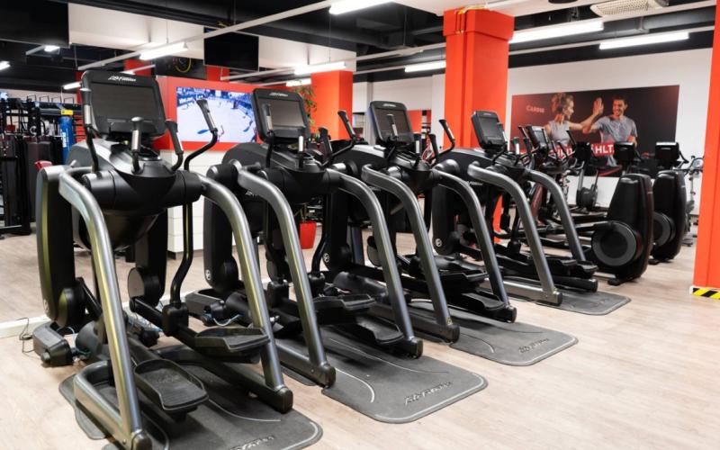 Cardiobereich mit Stairclimber und Crosstrainer im CleverFit Wien Neubau