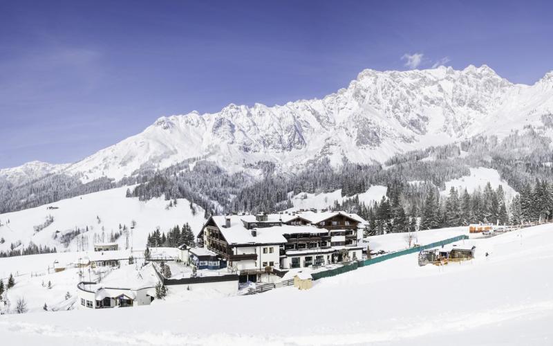 Aussenansicht im Winter des Hotels Übergossene Alm