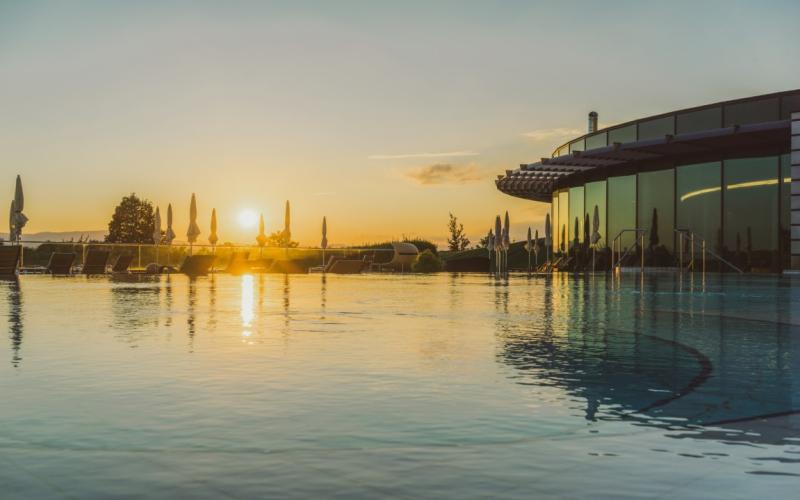 Aussenansicht des Pools in Abendstimmung des Reiters Supreme Hotel