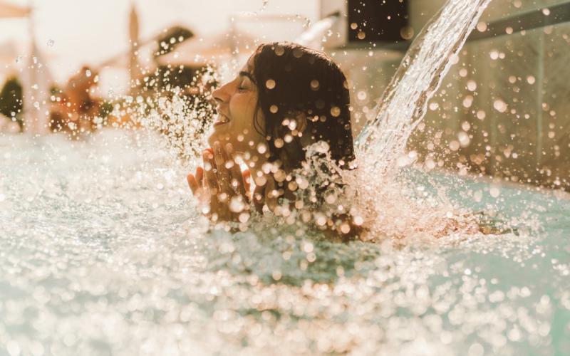 Eine Dame genießt die Massagedüsen im Pool des Reiters Supreme Hotel