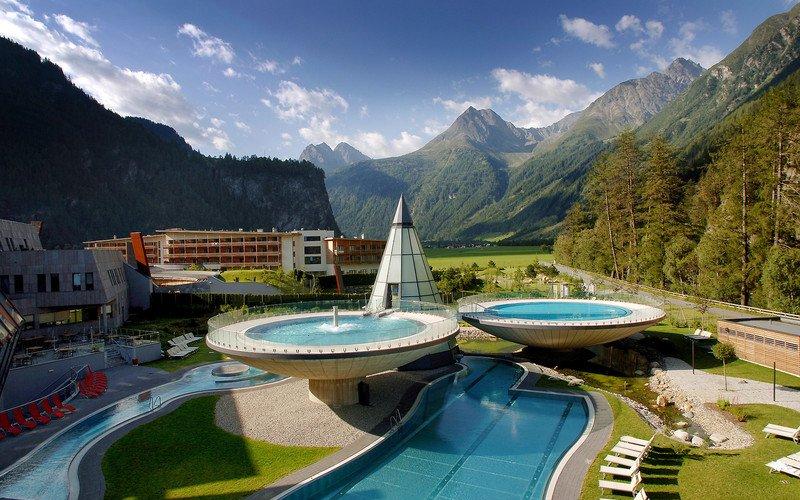 Aussenbecken Überblick im Sommer in der AQUA DOME - Tirol Therme Längenfeld