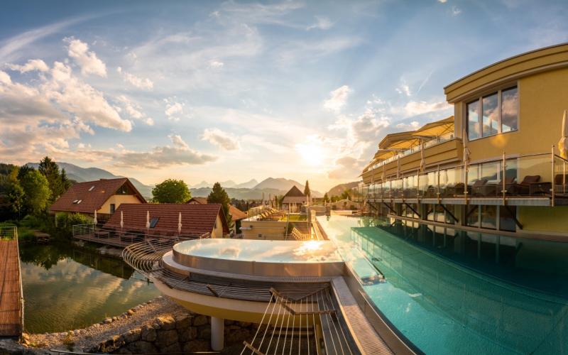 Aussenansicht des Dilly - Das Nationalpark Resort mit Aussenpool