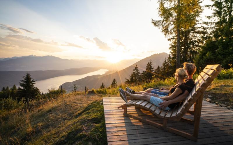 Ein Paar beim Rasten mit Sonnenuntergang in der Nähe des Hotels GUT Trattlerhof und Chalets