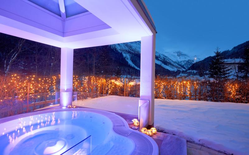 Whirlpool im Aussenbereich im Winter im Adler InnTyrol Mountain Resort