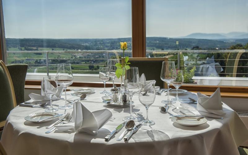 Gedeckter Tisch im Panoramarestaurant des Hotel und Spa Der Steirerhof