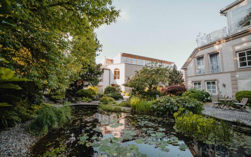 Garten mit Badeteich im Garten-Hotel Ochensberger