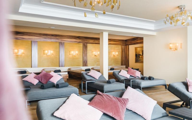 Ruheraum mit Entspannungsliegen im Hotel Klausnerhof