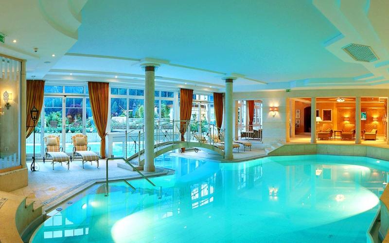 Innenpool mit Ruheliegen im STOCK Resort