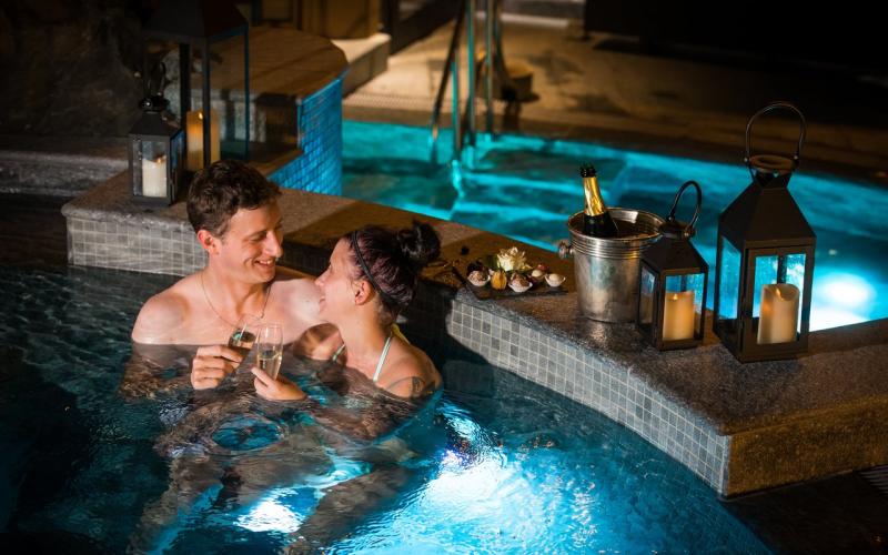 Abendstimmung im Spabereich mit einem Pärchen im Hotel Hochschober