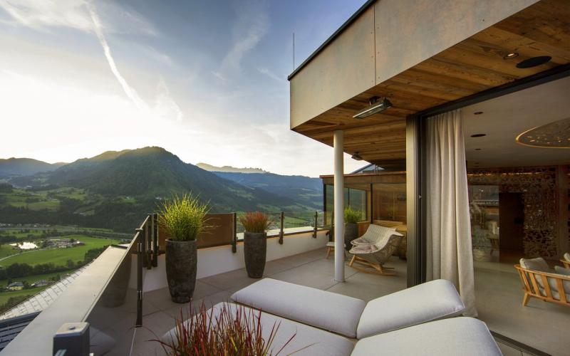 Aussicht von der Terrasse des Aktivhotels Alpendorf in die umliegende Natur