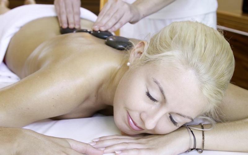 Eine Dame genießt eine Massage im Thermenhotel Stoiser
