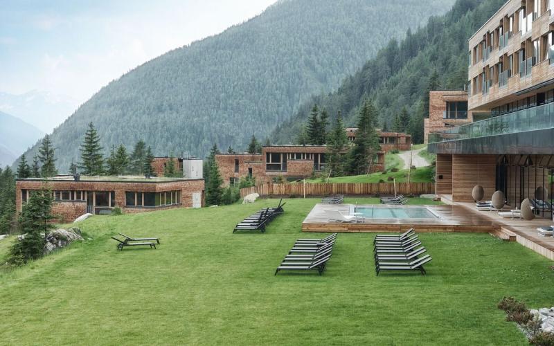 Aussenansicht des Hotels Gradonna Mountain Resort mit Liegewiese