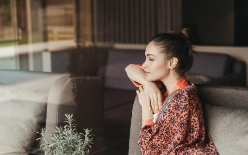 Eine Frau genießt es in der Lounge des Hotels Muhr