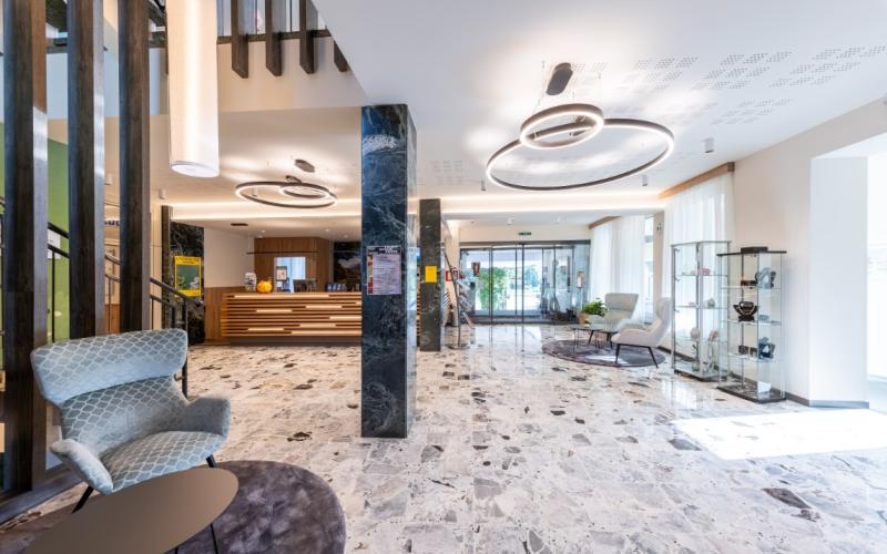 Empfangsbereich und Rezeption des Hotel-Restaurant Grimmingblick