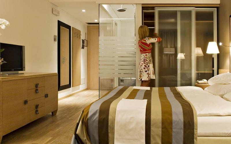 Dopelzimmer mit Blick auf den Balkon im Hotel Savoy Grado