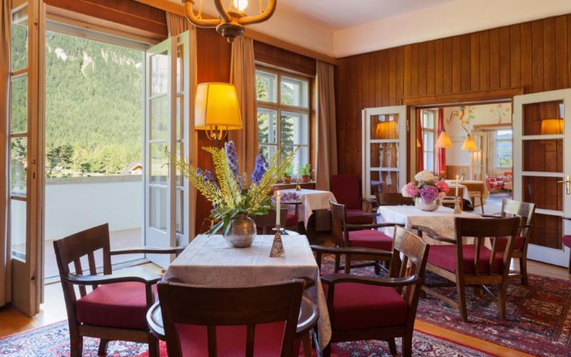 Blick in die gemütliche Halle mit Sitzmöglichkeiten im Hotel Drei Zinnen