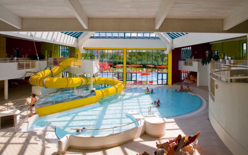 Wasserrutsche und Kinderbecken in der Therme Lutzmannsburg