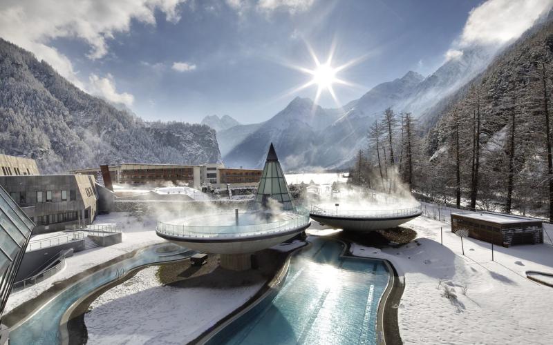 Blick über die gesamte Anlage des AQUA DOME - Tirol Therme Längenfeld