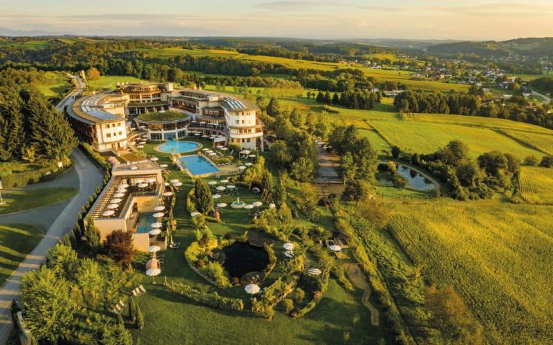 Luftbild des Hotels und Spa Larimar