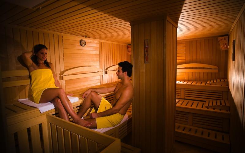 Paar in der Sauna im Wellnesshotel Allmer