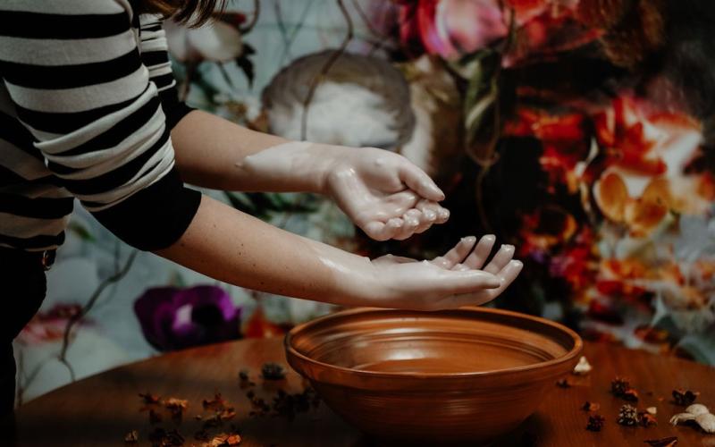 Im Thermal Resort Lendava macht eine Frau gerade eine Paraffinpackung an den Händen