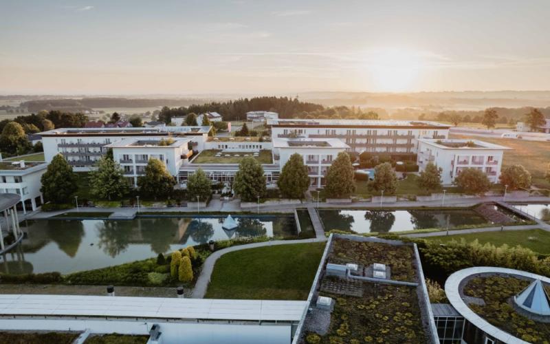Aussenansicht in Abendstimmung des Spa Resort Geinberg