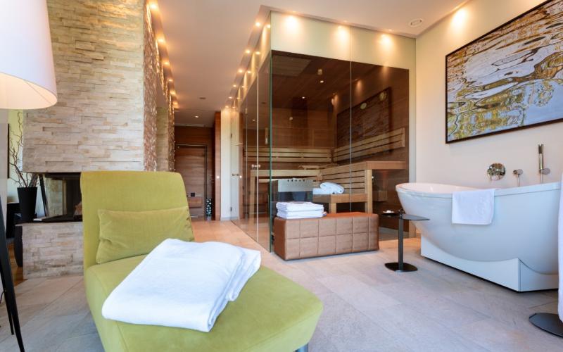 Private Spa mit Ruheliegen Badewann und Sauna im Spa Resort Geinberg