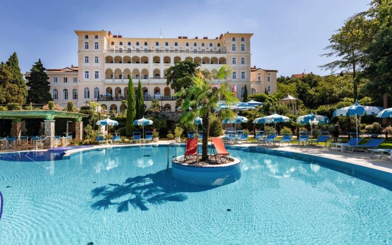 Hotel Kvarner Palace mit großem Pool direkt am Meer