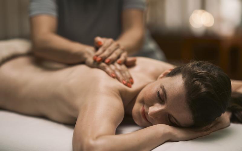 Eine Dame bei einer Massage im EurothermenResort Bad Hall Hotel Miraverde