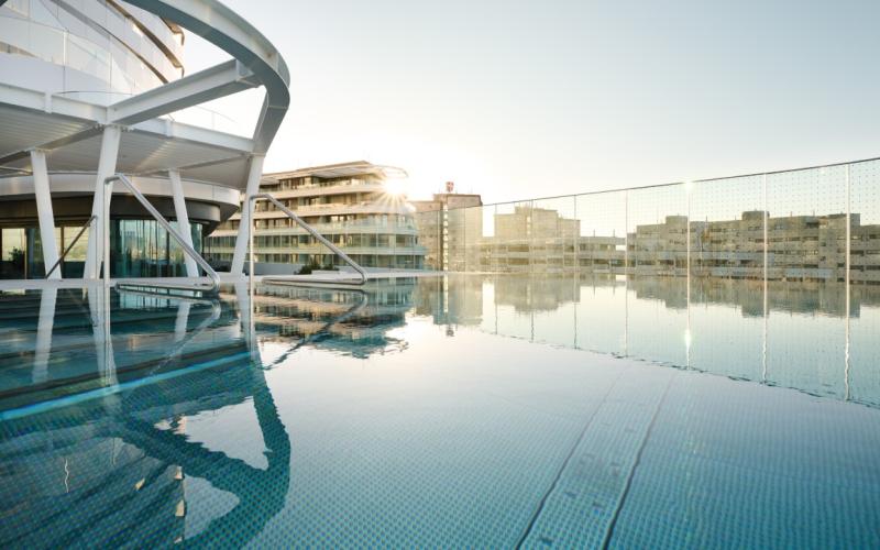 Hotel A by Adina - Infinitypool mit Blick nach Wien