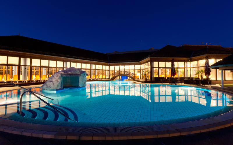 Aussenpool des Greenfield Hotel Golf und Spa am Abend