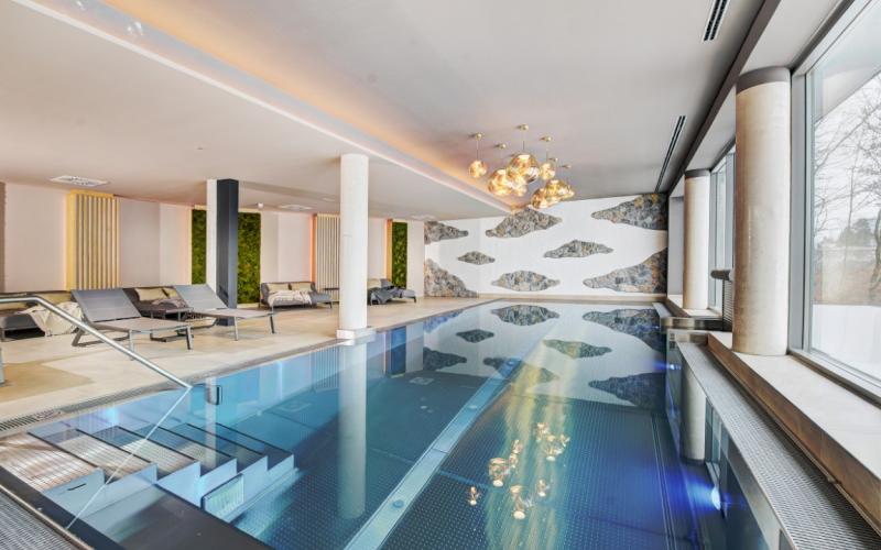Innenpool mit Ruheliegen im Koenigswieserhof