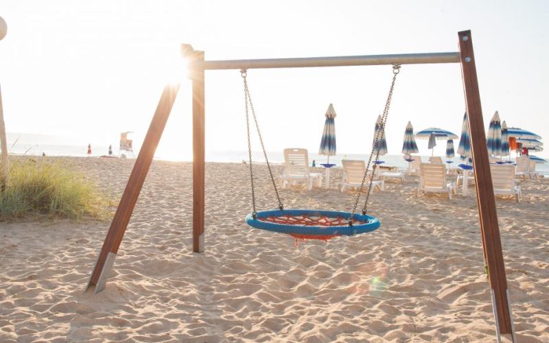 Korbschaukel am Strand vor dem Laguna Garden Hotel