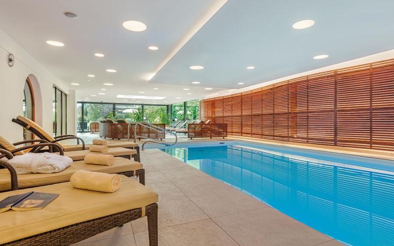 Hallenbad mit Entspannungsliegen im DAS LAFAIRS