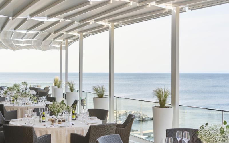 Restaurant im Freien direkt mit Meerblick vom Kempinski Hotel Adriatic aus