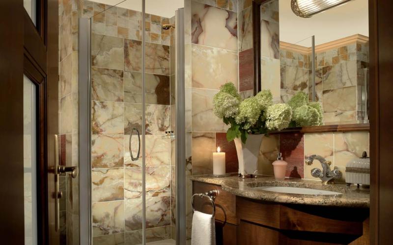 Badezimmer mit viel Marmor im Art Deco Imperial Hotel Prag