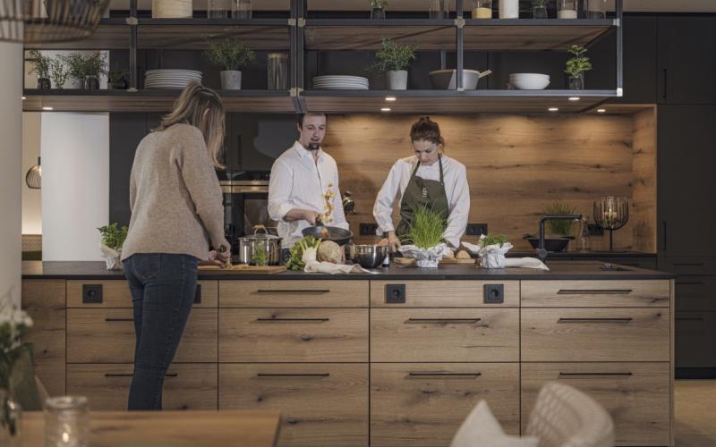 Zwei Köche und ein Gast bei der Schauküche im MY MAYR MED Resort