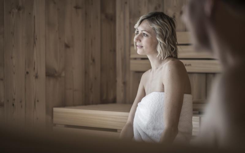 Gäste sitzen in der Sauna im MY MAYR MED Resort