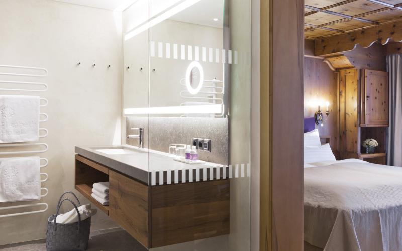 Blick in ein Doppelzimmer Authentic inklusive offenen Badezimmer im ElisabethHotel