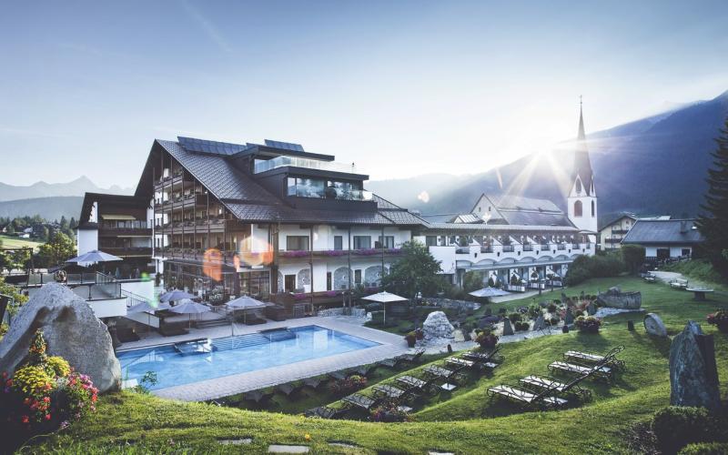 Aussenansicht des Hotels Klosterbräu und Spa mit dem umliegenden Dorf und der Kirche