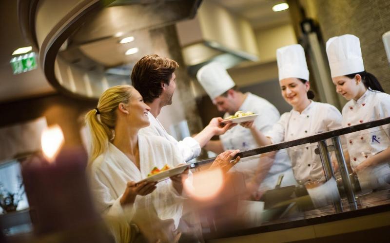 Buffet mit Köchen und Gästen im Allegria Resort Stegersbach by Reiters