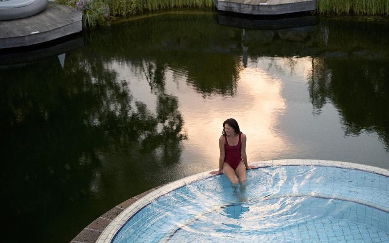 Badeteich und Whirlpool im Heilthermen Resort Bad Waltersdorf