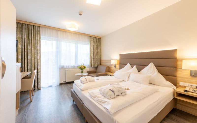 Beispiel eines Doppelzimmers mit Balkon im Hotel-Restaurant Grimmingblick