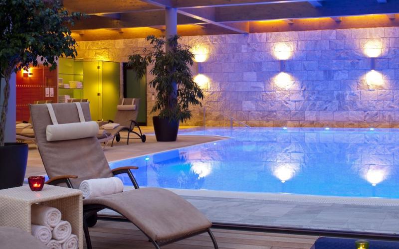 Hallenbad mit stimmungsvoller Beleuchtung im Parkhotel Igls