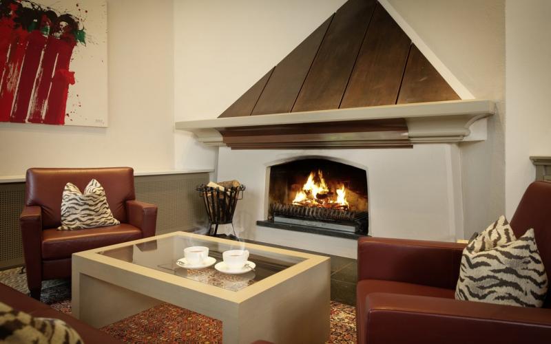 Kaminhalle mit Loungemöbeln im Parkhotel Igls