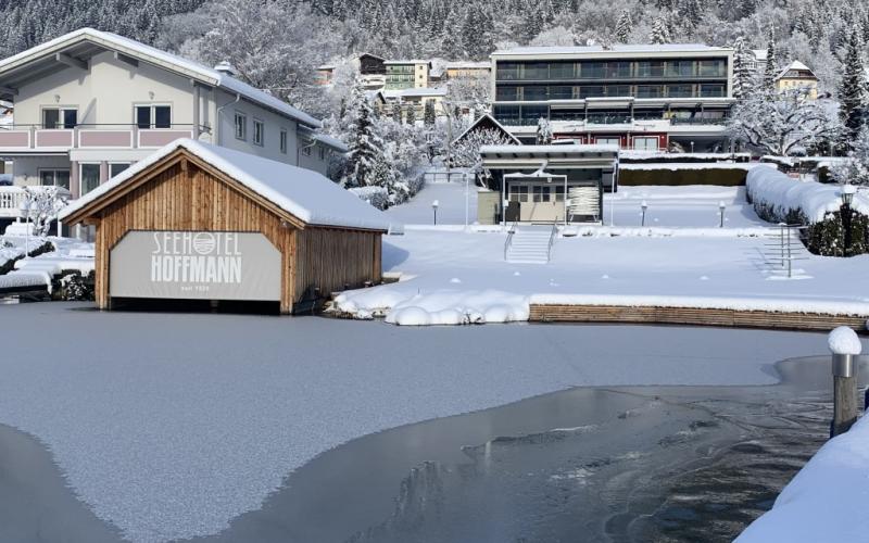Das Seehotel Hoffmann und der Ossiacher See im Winter