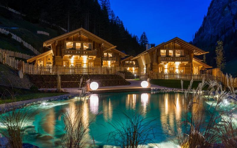 Aussenansicht des Badeteiches und der Unterkunft im Chaletdorf Auszeit