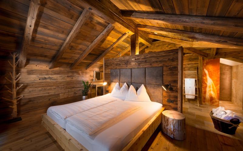 Blick in ein Doppelzimmer in einem Chalet im Chaletdorf Auszeit