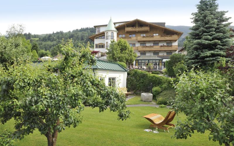 Aussenansicht des Hotels Herrschaftstaverne mit dem umgebenden Garten