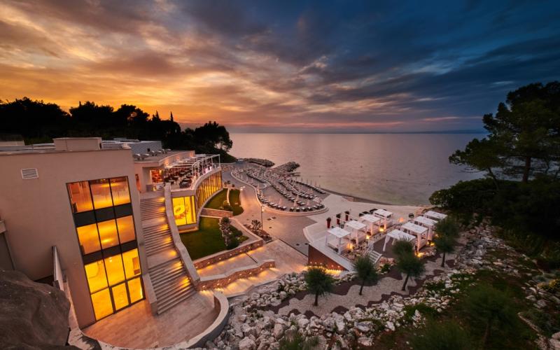 Blick auf das Kempinski Hotel Adriatic mit Meer bei Abendstimmung